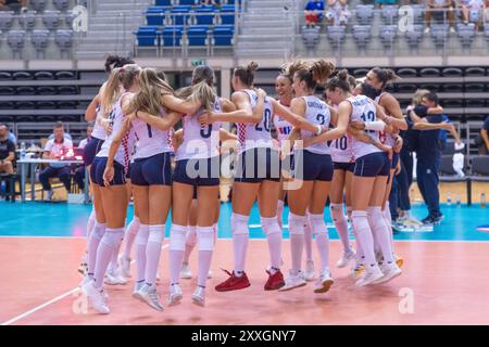 Osijek, Hrvatska. 24 agosto 2024. Il Team Croatia festeggia al termine della partita di qualificazione femminile all'EuroVolley 2026 tra Croazia e Romania a Osijek, Croazia, il 24 agosto 2024. Foto: Borna Jaksic/PIXSELL credito: Pixsell/Alamy Live News Foto Stock