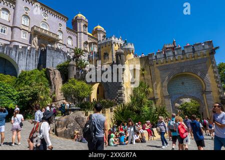 I turisti visitano il Palazzo Nazionale di pena, Cintra, Portogallo, Europa. Foto Stock