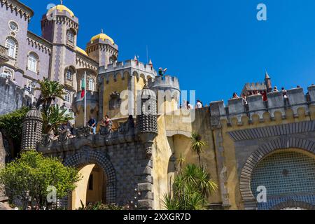I turisti visitano il Palazzo Nazionale di pena, Cintra, Portogallo, Europa. Foto Stock