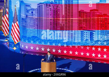 Chicago, Stati Uniti. 20 agosto 2024. JB Pritzker parla durante la seconda notte della Convention Nazionale Democratica a Chicago, Ill., il 20 agosto 2024. (Foto di Andrew Roth/Sipa USA) credito: SIPA USA/Alamy Live News Foto Stock