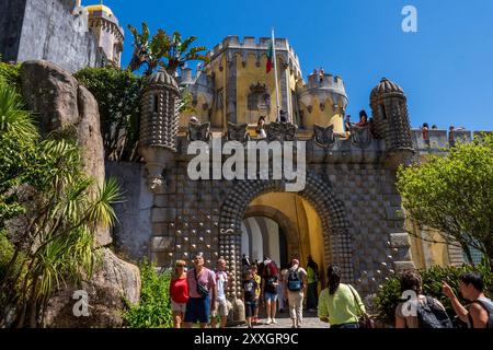 I turisti visitano il Palazzo Nazionale di pena, Cintra, Portogallo, Europa. Foto Stock