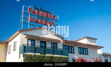 Insegna al neon al mercato agricolo originale di Los Angeles, California, a Fairfax e 3rd Il mercato agricolo è stato aperto nel 1934 ed è un importante punto di riferimento Foto Stock