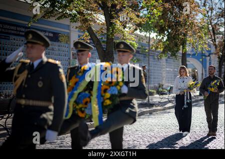 Kiev, Ucraina. 24 agosto 2024. Il presidente ucraino Volodymyr Zelenskyy e la first lady Olena Zelenska hanno posto una corona per onorare gli eroi caduti al muro della memoria durante le celebrazioni per il 33° anniversario dell'indipendenza Ucraina, il 24 agosto 2024 a Kiev, Ucraina. Credito: Presidenza Ucraina/Ufficio stampa presidenziale ucraino/Alamy Live News Foto Stock