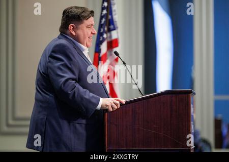 Chicago, Stati Uniti. 22 agosto 2024. JB Pritzker, governatore dell'Illinois, parla a una colazione della delegazione del Partito Democratico del Michigan il quarto giorno della Convention Nazionale Democratica a Chicago, Illinois, il 22 agosto 2024. (Foto di Andrew Roth/Sipa USA) credito: SIPA USA/Alamy Live News Foto Stock