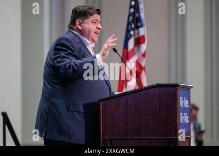 Chicago, Stati Uniti. 22 agosto 2024. JB Pritzker, governatore dell'Illinois, parla a una colazione della delegazione del Partito Democratico del Michigan il quarto giorno della Convention Nazionale Democratica a Chicago, Illinois, il 22 agosto 2024. (Foto di Andrew Roth/Sipa USA) credito: SIPA USA/Alamy Live News Foto Stock