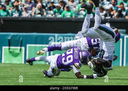 Philadelphia, Stati Uniti. 24 agosto 2024, Philadelphia, Pennsylvania, Stati Uniti d'America: Il cornerback dei Minnesota Vikings DUKE SHELLEY (29) colpisce il tight end dei Philadelphia Eagles E.J. JENKINS (84) durante una gara di pre-stagione tra i Philadelphia Eagles e i Minnesota Vikings sabato 24 agosto 2024; al Lincoln Financial Field di Philadelphia, Pennsylvania. Crediti: CAL Sport Media/Alamy Live News Foto Stock