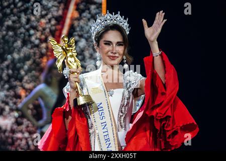 Provincia di Chonburi, Thailandia. 24 agosto 2024. La concorrente del Perù Catalina Marsano è stata premiata con il concorso di bellezza transgender Miss International Queen 2024 al Tiffany's Show Theatre di Pattaya, provincia di Chonburi, Thailandia, il 24 agosto 2024. (Foto di Anusak Laowilas/NurPhoto)0 credito: NurPhoto SRL/Alamy Live News Foto Stock