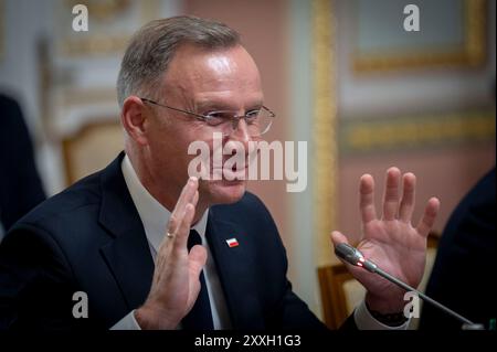 Kiev, Ucraina. 24 agosto 2024. Il presidente polacco Andrzej Duda, commenta durante un incontro bilaterale ampliato con il presidente ucraino Volodymyr Zelenskyy, in occasione del 33° anniversario dell'indipendenza Ucraina al Palazzo Mariinsky, 24 agosto 2024 a Kiev, Ucraina. Credito: Presidenza Ucraina/Ufficio stampa presidenziale ucraino/Alamy Live News Foto Stock