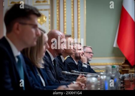 Kiev, Ucraina. 24 agosto 2024. Il presidente polacco Andrzej Duda, ascolta durante un incontro bilaterale ampliato con il presidente ucraino Volodymyr Zelenskyy, in occasione del 33° anniversario dell'indipendenza Ucraina al Palazzo Mariinsky, 24 agosto 2024 a Kiev, Ucraina. Credito: Presidenza Ucraina/Ufficio stampa presidenziale ucraino/Alamy Live News Foto Stock