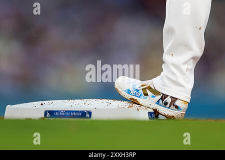 Vista dettagliata delle scarpe indossate da Shohei Ohtani #17 dei Los Angeles Dodgers durante una partita contro i Seattle Mariners al Dodger Stadium il 19 agosto, Foto Stock