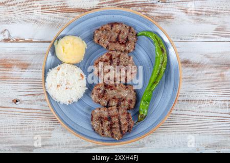 Cibo tradizionale turco; polpette turche, nome turco; Akcaabat kofte). Cucina turca Kofte o Kofta. Deliziosi Kofte e patatine fritte turche (polpette) Foto Stock