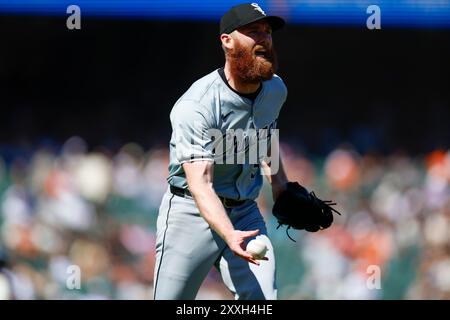 John Brebbia n. 59 dei Chicago White Sox capovolge la palla alla alla prima base per un out durante una partita contro i San Francisco Giants all'Oracle Park di agosto Foto Stock