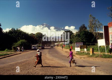 Monte Meru in lontananza, visto dalla città di Arusha, considerata la capitale del safari, la Tanzania Foto Stock