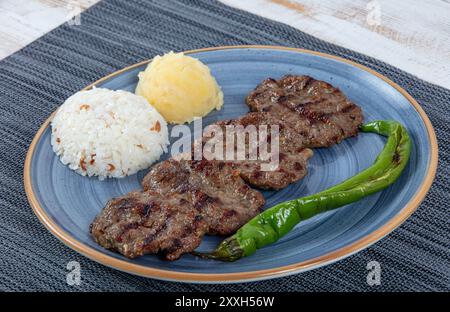 Cibo tradizionale turco; polpette turche, nome turco; Akcaabat kofte). Cucina turca Kofte o Kofta. Deliziosi Kofte e patatine fritte turche (polpette) Foto Stock