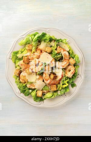 Gamberetti insalata Caesar con formaggio parmigiano, crostini e insalata verde, girato da sopra Foto Stock