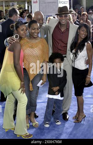 WESTWOOD, CALIFORNIA, 07 LUGLIO 2004: Will Smith, Jada Pinkett Smith e Jaden Smith alla prima mondiale di "i, robot" tenutasi al Mann Village Theatre di We Foto Stock