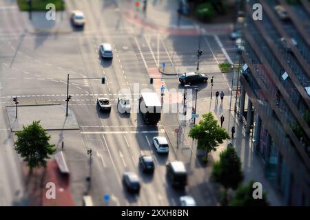 Vista a volo d'uccello del traffico in un incrocio stradale nel centro di Berlino Foto Stock