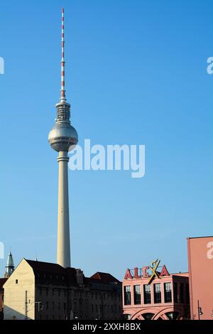 La torre della televisione di Berlino e i famosi grandi magazzini Alexa Foto Stock