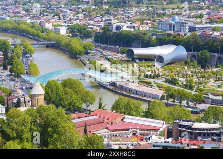 Tbilisi, skyline aereo della Georgia con fiume, ponte e vecchie case tradizionali Foto Stock
