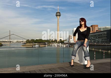 Giovane donna con una sigaretta nel Media Harbour di Duesseldorf Foto Stock