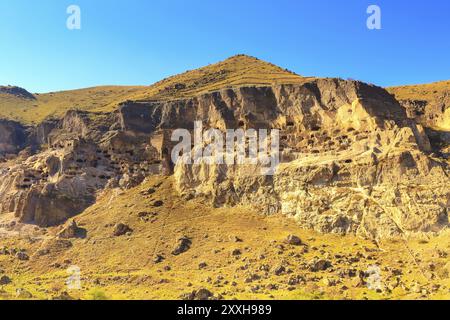 Monastero della grotta di Vardzia e antica città con un panorama aereo di rocce di montagna, Georgia, Asia Foto Stock