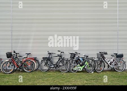 Biciclette parcheggiate dai tifosi di calcio vicino allo stadio di Magdeburgo durante la partita di calcio tra l'1.FC Magdeburg e l'FC Hansa Rostock Foto Stock