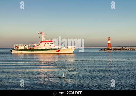 Molo e nave a Warnemuende in inverno Foto Stock