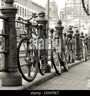 Biciclette parcheggiate sulle rive della Sprea a Berlino Foto Stock