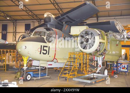 Lelystad, Paesi Bassi. Luglio 2022. Un vecchio aereo viene restaurato in uno degli hangar dell'Aviodrome Foto Stock