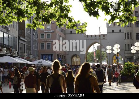 Europa, Germania, Baviera, capitale Monaco, città, Neuhauser Strasse, vista su Karlstor, molti passanti, popolare via dello shopping, Amburgo, Amburgo, F. Foto Stock