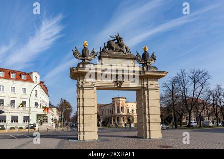 Il Jaegertor - Hunter's Gate - a Hegelallee a Potsdam, Germania. Costruita nel 1733, è la più antica delle porte superstiti della città Foto Stock