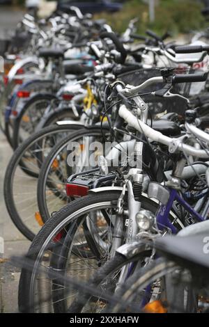 Biciclette di fronte a una stazione ferroviaria Foto Stock