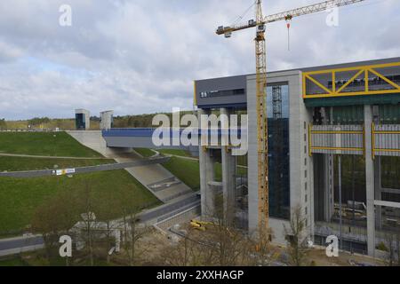 Seggiovia Niederfinow nel Brandeburgo. Lo skilift per barche Niederfinow in Germania. Canale Oder-Havel vicino a Niederfinow nel Brandeburgo. Edificio vecchio e nuovo Foto Stock