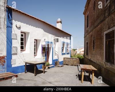 Graziosa casa dipinta di bianco e blu nei vicoli di Castro Verde, graziosa architettura, quartiere di Beja ad Alentejo, Portogallo, Europa Foto Stock