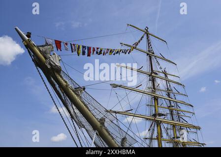 Den Helder, Paesi Bassi. 30 giugno 2023. Il bowsprit e il sartiame di un'alta nave polacca nel porto di Den Helder Foto Stock