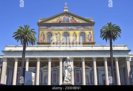 Basilica di san Paolo fuori le Mura, atrio con statua di San Paolo e facciata della basilica Foto Stock