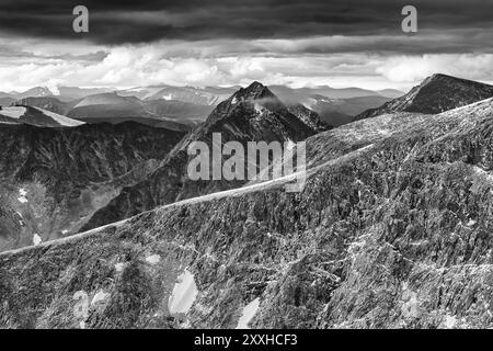 Vista sulle montagne Kaskasapakte e Lillietoppen, Kebnekaisefjaell, Norrbotten, Lapponia, Svezia, agosto 2013, Europa Foto Stock