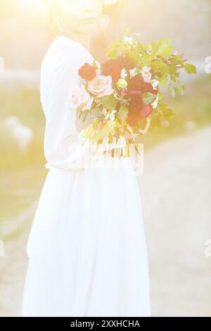 Giovane e bella sposa con bouquet di nozze. Close up Foto Stock