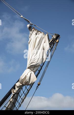 Oudeschild, Paesi Bassi. 13 agosto 2021. Dettagli delle storiche navi a vela nel porto di Oudeschild, Texel. Foto Stock