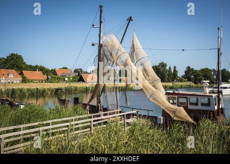 Enkhuizen, Paesi Bassi, giugno 2022. Barche da pesca e reti tradizionali che si asciugano al Museo Zuiderzee di Enkhuizen. Messa a fuoco selettiva Foto Stock