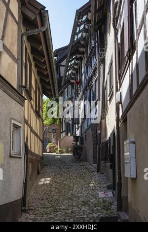 Vicolo della città vecchia con edifici in legno a Gengenbach, Ortenaukreis, Baden-Wuerttemberg, Germania, Europa Foto Stock