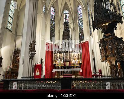 Amsterdam, Paesi Bassi. 29 agosto 2023. L'interno e l'altare in una chiesa cattolica Foto Stock