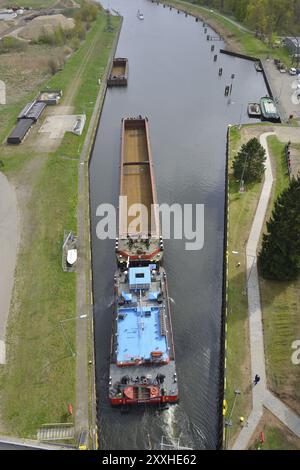 Seggiovia Niederfinow nel Brandeburgo. Lo skilift per barche Niederfinow in Germania. Canale Oder-Havel vicino a Niederfinow nel Brandeburgo. Edificio vecchio e nuovo Foto Stock