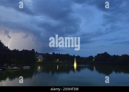 Serbatoio Sohland di notte, temporale di notte sopra un lago Foto Stock