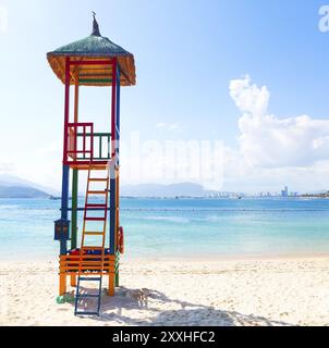 Torre del bagnino aperta sulla spiaggia, Nha Trang, Vietnam, Asia Foto Stock