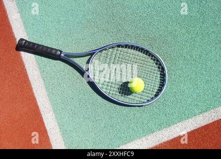 Close up della racchetta da tennis e la palla sul campo da tennis in terra battuta Foto Stock