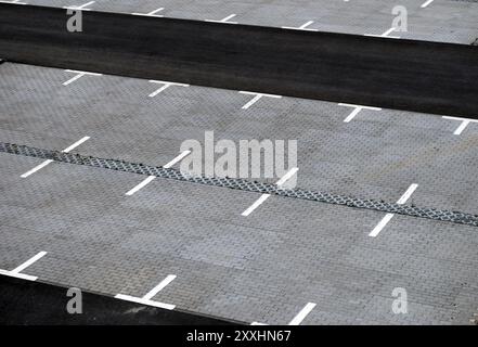 Parcheggio vuoto dall'alto alla luce del giorno Foto Stock