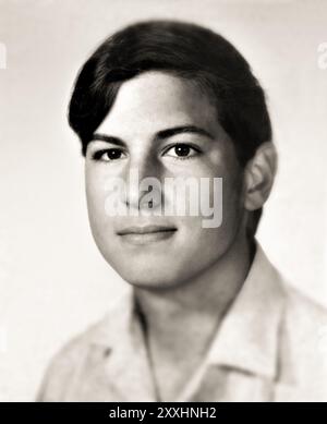 1970 c., USA : il celebre STEVE JOBS ( Steven Paul , 1955 - 2011 ) quando era giovane di 15 anni, dall'ANNUARIO DEL LICEO. Fotografo sconosciuto . Imprenditore americano , progettista industriale , investitore e proprietario dei media fondatore della società APPLE . Fotografo sconosciuto .- INFORMATICA - INFORMATICA - INFORMATICA - INFORMATICA - INFORMATICA - intuizioni - INVENTORE - STORIA - FOTO STORICHE - personalità da giovani da giovane - personalità giovanili - RAGAZZO -- ARCHIVIO GBB Foto Stock