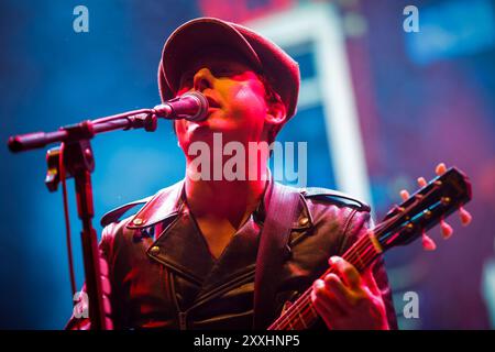 Porto, Portogallo. 24 agosto 2024. Carl Barât della rock band inglese The Libertines si esibisce sul palco il 4° giorno del festival musicale Vilar de Mouros, che si tiene tra il 21 e il 24 agosto 2024 nel nord del Portogallo. Credito: SOPA Images Limited/Alamy Live News Foto Stock