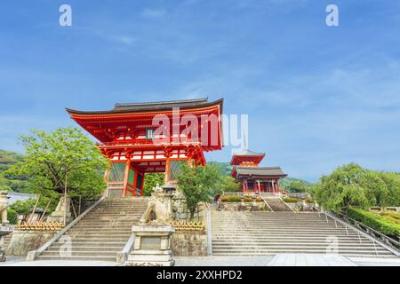 Bellissimo cielo azzurro e limpido dietro Ro-Mon e tripla pagoda all'ingresso delle scale del tempio Kiyomizudera in serata, senza persone presenti a Kyoto Foto Stock